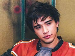 Julián Serrano mira videos de YouTube hasta las 5 de la mañana