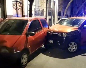 Otro imprudente al volante en Balvanera: cruzó en rojo y chocó autos estacionados