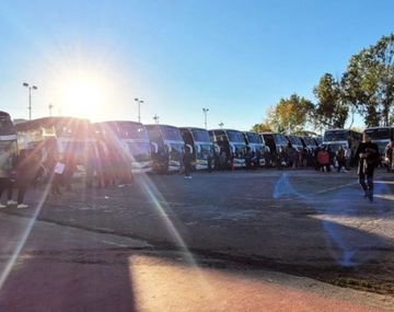 Locura por la final: la caravana de hinchas de Argentinos y Vélez rumbo a San Nicolás