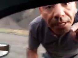 Camionero chileno agrede a argentinos Camionero chileno agrede a argentinos