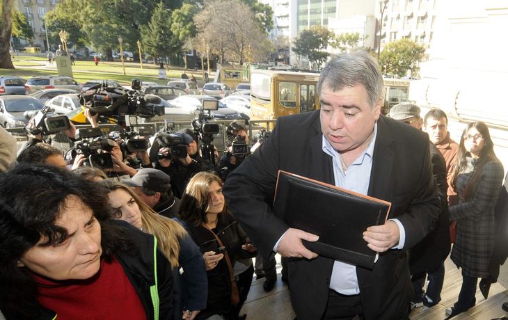 Tras la fuga, custodian a familiares de las víctimas del triple crimen