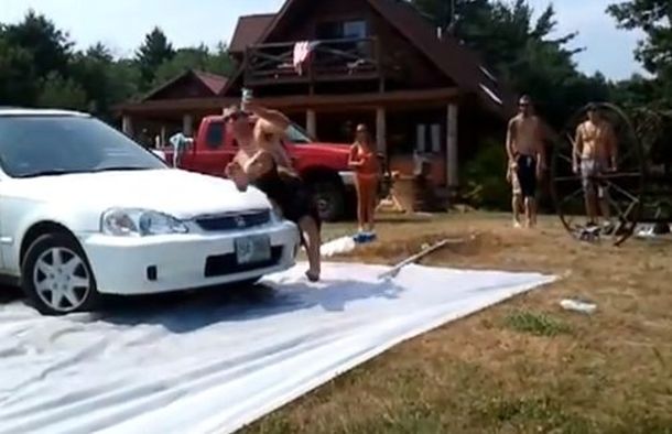 Quiso hacer un salto típico de las películas pero algo le salió mal