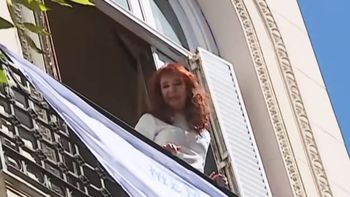 cristina salio al balcon de san jose 1111 en el dia de la memoria cristina salio al balcon de san jose 1111 en el dia de la memoria