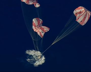 Emocionante: así amerizaron en paracaídas los astronautas de la misión Artemis II