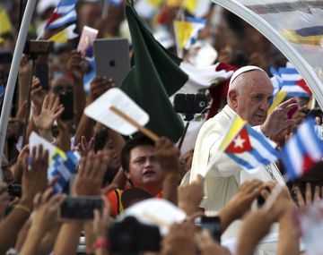 Cientos de miles de fieles aguardan por la misa de Francisco