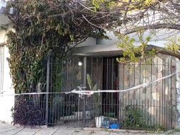 La policía municipal custodia la casa donde se ejecutó el triple femicidio de Florencio Varela