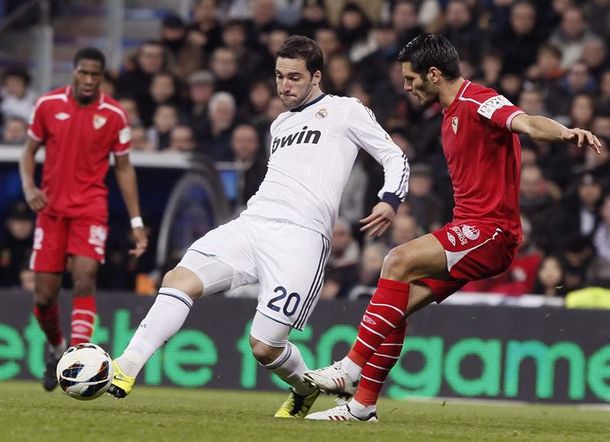 Real Madrid goleó al Sevilla y sigue en la pelea del torneo