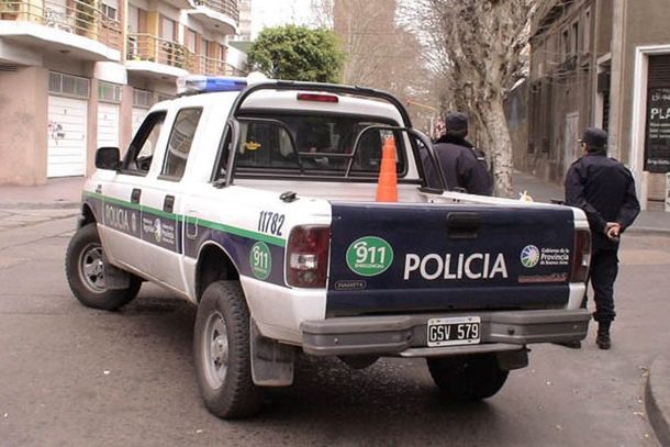 Se peleó con su novia, le tiró alcohol y le quemó las piernas