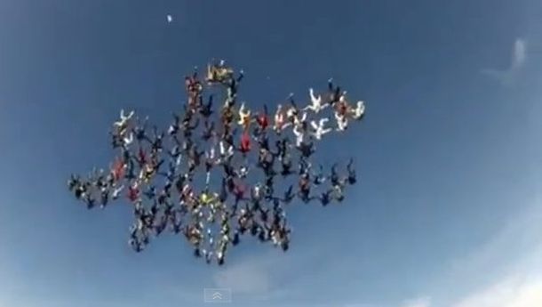 Una marea humana que cae desde el cielo a toda velocidad