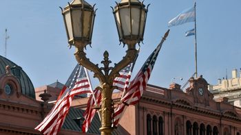 la plaza de mayo, cubierta de banderas estadounidenses para recibir a obama la plaza de mayo, cubierta de banderas estadounidenses para recibir a obama