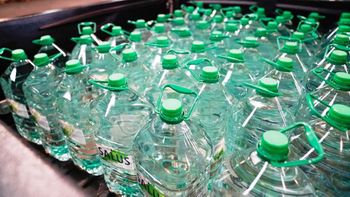 El Senado aprobó por unanimidad una solicitud al Poder Ejecutivo para exonerar de Imesi al agua embotellada de cinco litros o más. El Senado aprobó por unanimidad una solicitud al Poder Ejecutivo para exonerar de Imesi al agua embotellada de cinco litros o más.