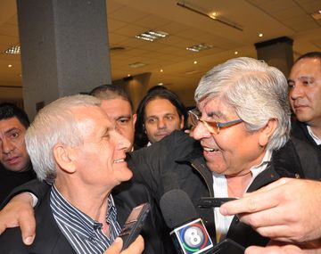 El abrazo entre Hugo Moyano y Antonio Caló