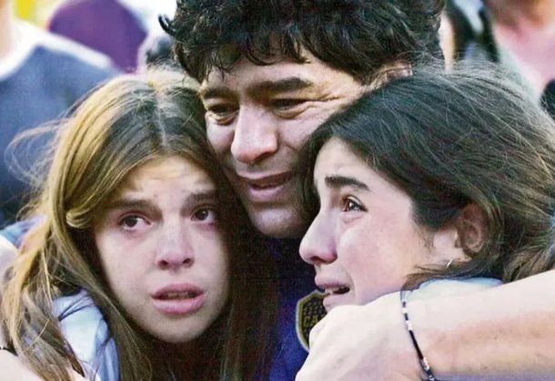 Diego Maradona junto a sus hijas Dalma y Gianinna.