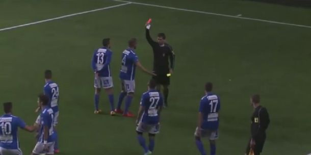 VIDEO: Un defensor convirtió tres goles, se hizo el gracioso y lo echaron