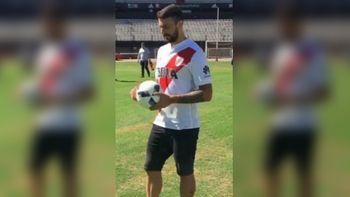 Pratto en su presentación en el estadio Monumental Pratto en su presentación en el estadio Monumental