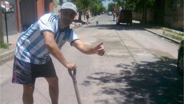 Hágalo usted mismo: cansado de tener pozos al frente de su casa, se puso a arreglarlos