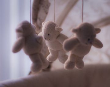 Espeluznante: un oso de peluche intenta abrazar a una beba en su cuna