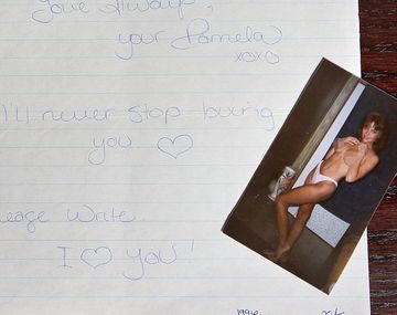 Muestran las fotos del primer topless de Pamela Anderson cuando era morocha