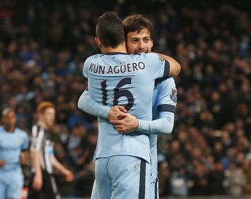 Manchester City goleó al Newcastle y sigue a la caza del Chelsea