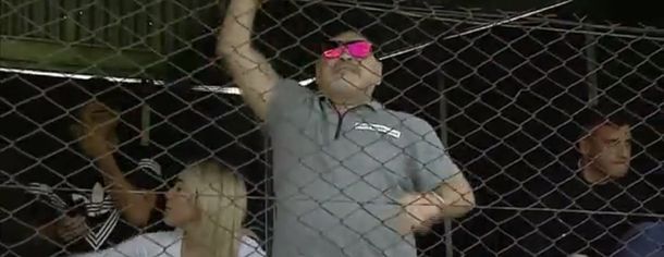 Diego Maradona hizo de las suyas en Riestra
