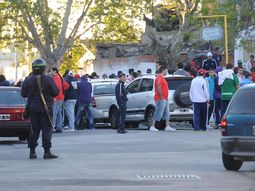detienen a 37 barras del rojo y suspenden el partido con union detienen a 37 barras del rojo y suspenden el partido con union