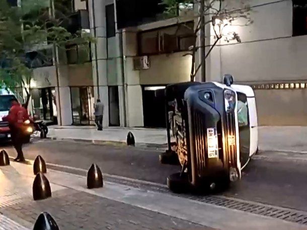 Choque y vuelco de una camioneta en Retiro dejó un herido Choque y vuelco de una camioneta en Retiro dejó un herido