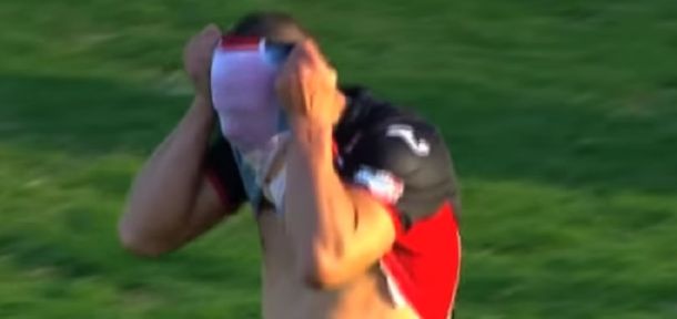 ¡Para esconderse! El increíble error de un delantero de Chacarita