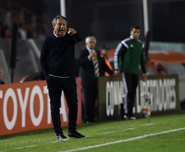 Ariel Holan no habrá podido creer lo mal que sacaron un lateral