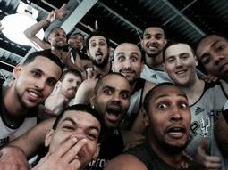 los spurs de ginobili tambien se animaron a hacer su selfie los spurs de ginobili tambien se animaron a hacer su selfie