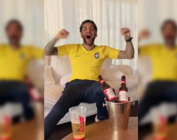¡Como un hincha más! El alocado festejo de Dani Alves por goles de Brasil ante México