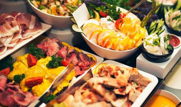 Tenedor libre multó a cuatro jóvenes por abusarse con la comida