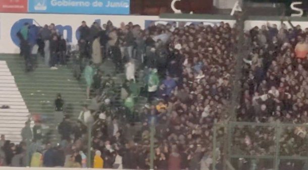 Incidentes: hinchas de Sarmiento atacaron a infiltrados que gritaron el gol de Boca