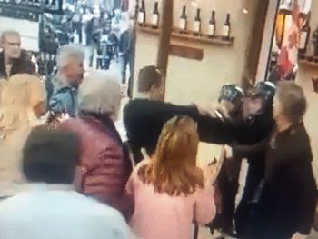 Violencia policial sin límite: así se defendieron los clientes de una reconocida pizzería