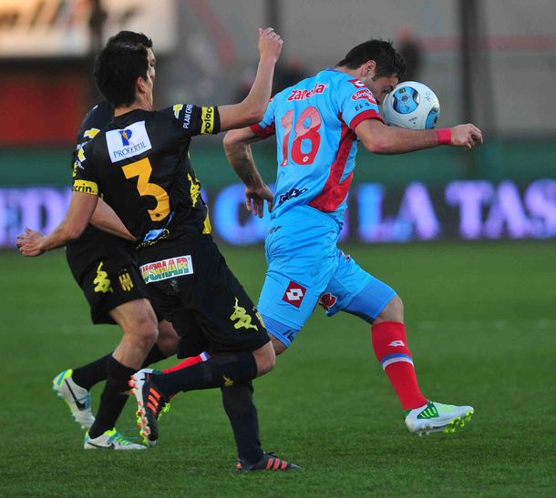 Arsenal cortó su mala racha y frenó el ascendente andar de Olimpo en Bahía