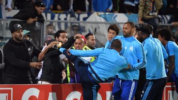 El momento de la brutal patada del defensor El momento de la brutal patada del defensor