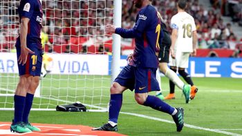 La Pulga saluda a Jordi Alba, su gran asistidor La Pulga saluda a Jordi Alba, su gran asistidor