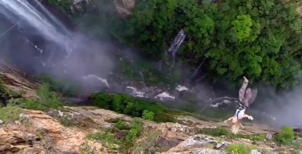 VIDEO: Hacen bungee jumping desde las Cataratas Magwa
