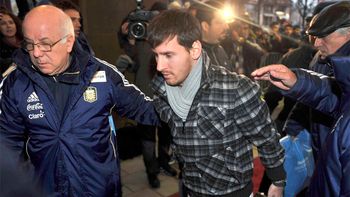 lionel messi fue recibido con una alfombra roja en suecia lionel messi fue recibido con una alfombra roja en suecia