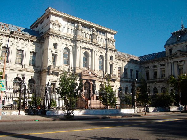 Una fiesta inolvidable: llevó un cadáver y lo echaron de la facultad