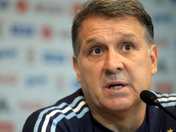 martino defendio a tevez: no tuvo mala intencion, fue una desgracia martino defendio a tevez: no tuvo mala intencion, fue una desgracia