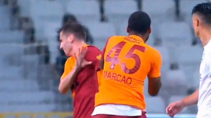 Un jugador del Galatasaray le pegó a su propio compañero y el árbitro lo expulsó