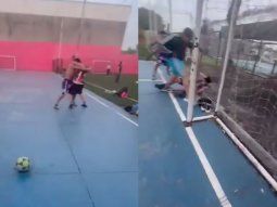 brutal pelea en una cancha de futbol 5 en merlo: si te metes, te pego un corchazo brutal pelea en una cancha de futbol 5 en merlo: si te metes, te pego un corchazo