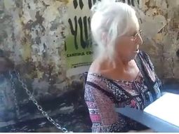 Una mantera se encadenó en Once para resistir el desalojo Una mantera se encadenó en Once para resistir el desalojo