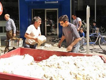 Luis Blum  arrojó casi 600 kilos de masa en la  puerta de la distribuidora de energía en Bahía Blanca.