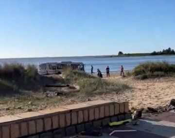 Impresionante choque de un colectivo en Uruguay: siguió de largo y terminó en la playa