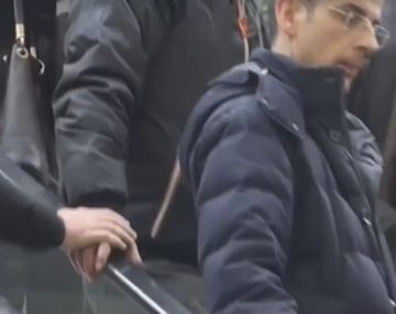 Cuando un hombre le toca la mano a otro