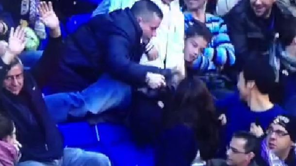 El blooper de un hincha del Real Madrid que intentó agarrar una pelota en la tribuna