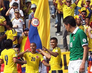 Colombia aplastó a Bolivia como local y quedó a tiro de la punta