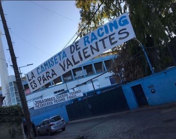 Aparecieron pasacalles contra Copetti y el plantel de Racing: Los cobardes no hacen la historia