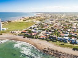 El gobierno apunta también al turista uruguayo con medidas como el IVA cero. El gobierno apunta también al turista uruguayo con medidas como el IVA cero.